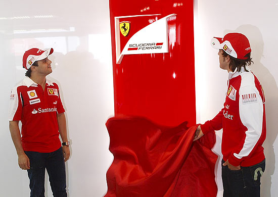 Felipe Massa e Fernando Alonso apresentam o novo logotipo da Ferrari