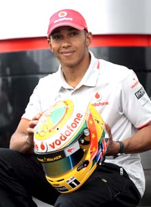 Lewis Hamilton e seu novo capacete para Silverstone