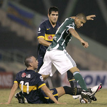 Mauricio Ramos disputa bola contra jogadores do Boca Juniors