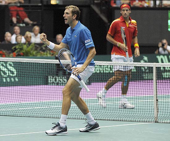 Francs Julien Benneteau comemora ponto na vitria sobre a dupla espanhola na Copa Davis