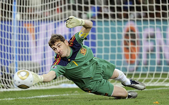Iker Casillas fez duas excelentes defesas na final contra a Holanda e recebeu o prmio de melhor goleiro do Mundial