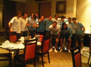 Forlán (quinto da esq. para a dir.) comemora com uruguaios após receber a Bola de Ouro