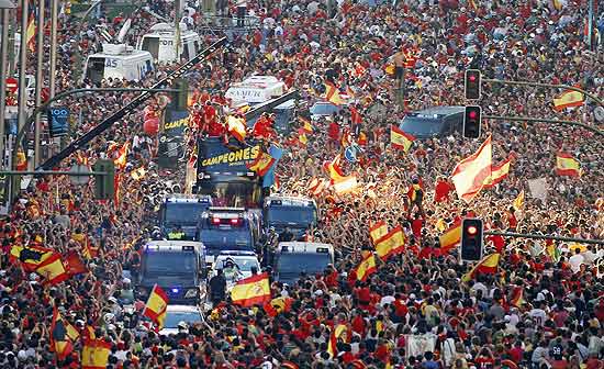 Multido recebe campees por ruas de Madri