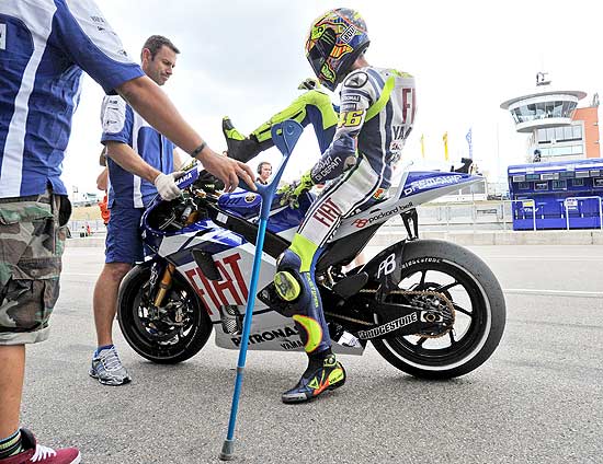 O italiano Valentino Rossi deixa as muletas para subir em sua moto