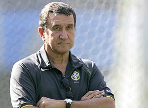 Texto: Futebol - Copa do Mundo de 2006: O técnico Carlos Alberto Parreira comanda treino da seleção brasileira em Frankfurt, na Alemanha. ** FILE ** Brazil
