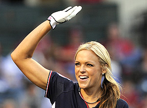 Jennie Finch em ao; clique na imagem para ver galeria de fotos com a musa do softbol americano