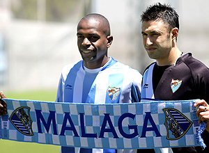 Sandro Silva  apresentado ao lado do argentino Javier Hernn Malagueo