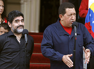 Maradona escuta Hugo Chvez em evento no Palcio Miraflores, em Caracas