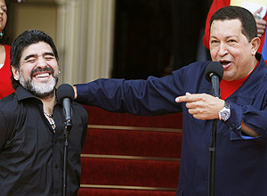 Hugo Chavez brinca com Maradona durante evento