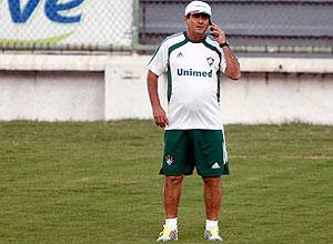 O técnico Muricy Ramalho conversa no celular durante treino do Fluminense, nas Laranjeiras