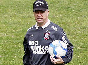 Mano Menezes no ltimo treino no Corinthians