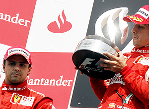 Fernando Alonso levanta troféu de campeão do GP da Alemanha ao lado de Felipe Massa