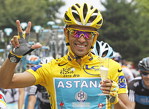 Alberto Contador, da Espanha, comemora o tri da Volta da Frana