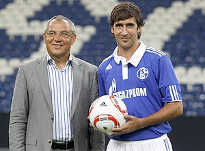 Former Real Madrid player Raul and his new coach Felix Magath (L) of the Bundesliga soccer club Schalke 04 pose for the media at the Schalke Arena in Gelsenkirchen, July 28, 2010. REUTERS/Thomas Peter (GERMANY - Tags: SPORT SOCCER)