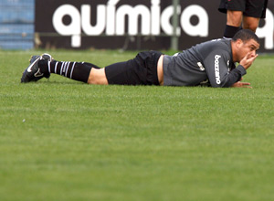 Ronaldo descansa durante treino do Corinthians