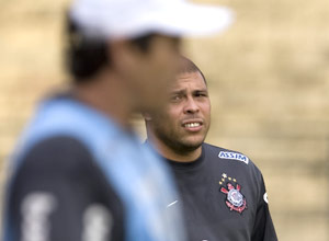 Ronaldo olha para o técnico Adilson durante treino do Corinthians