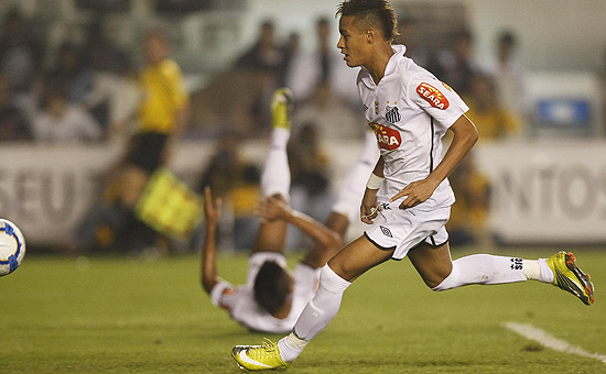 Neymar marca o primeiro gol durante a partida entre Santos e Vitoria