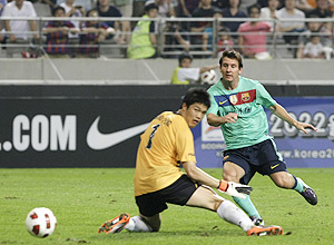 Lionel Messi bate na sada do goleiro para marcar um dos gols do Barcelona diante da seleo do Campeonato Sul-Coreano