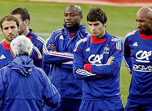 Jogadores da seleo francesa ouvem discurso de Raymond Domenech em treino durante a Copa