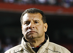 Celso Roth pode ficar sem Tinga e Alecsandro no segundo jogo contra o Chivas, pela deciso da Libertadores