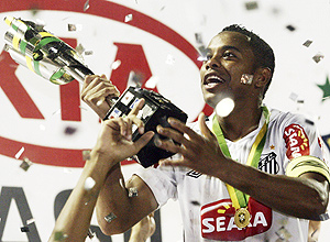 Robinho ergue o troféu de campeão da Copa do Brasil