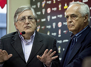 João Paulo de Jesus Lopes (esq.) e Carlos Augusto Barros e Silva, o Leco na coletiva durante treino no CT da Barra Funda