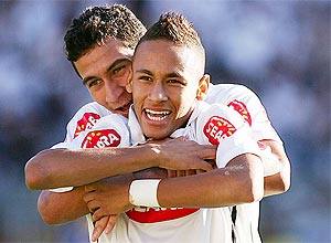 Neymar é abraçado por ganso, ambos são cotados para deixar o Santos ainda neste ano