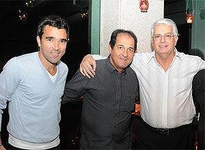 Deco (esq.)posa para foto com Muricy, técnico do Flu, e Celso Barros, da Unimed