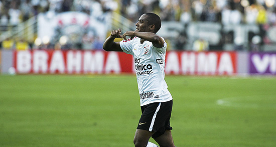 Elias comemora o gol no triunfo do Corinthians sobre o Flamengo
