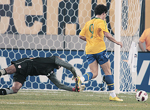 Alexdandre Pato dribla o goleiro Howard e marca o segundo gol na vitria do Brasil sobre os EUA