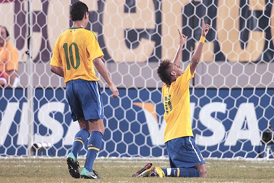 Neymar e Ganso (10) foram elogiados pelo tnico Dorival Jnior; jogadores ficam no banco do Santos contra o Ava