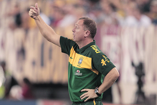 Mano Menezes orienta jogadores durante amistoso contra os EUA; treinador destacou o talento dos atletas brasileiros