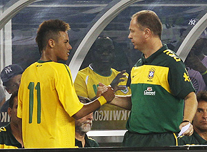 Mano Menezes conversa com Neymar; atacante santista foi o principal destaque da vitria do Brasil sobre os EUA