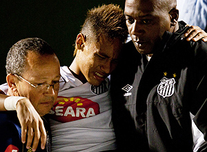 Neymar sofreu uma paulistinha e pode desfalcar o Santos contra o Vitória