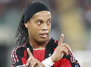 AC Milan's Ronaldinho gestures during the Trophy Birra Moretti soccer match against Juventus in Bari August 13, 2010. REUTERS/Ciro De Luca (ITALY - Tags: SPORT SOCCER)