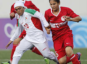 Iraniana Fatemeh Ardestani (branco) carrega a bola no confronto contra a Turquia