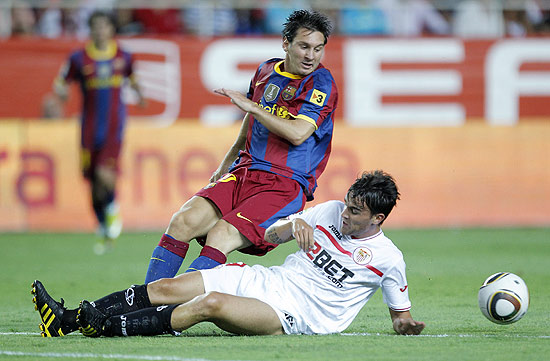 Lionel Messi dá corte em jogador do Sevilla; nem craque argentino impediu a derrota do Barcelona