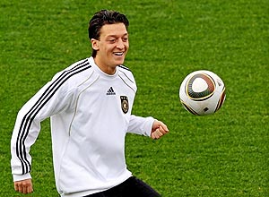 Texto: Futebol - Copa do Mundo, 2010: o jogador alemão Mesut Özil (Ozil) durante treino da seleção alemã no Super Stadium, em Atteridgeville (África do Sul). *** BRA019 ATTERIDGEVILLE (SUD`FRICA), 09/07/2010. El delantero de la selecciún alemana de ftbol Mesut Oezil participa en el entrenamiento de su equipo en el Super Stadium, en Atteridgeville, cerca de Pretoria, SudÆfrica, hoy, viernes 9 de julio de 2010. Alemania se enfrentarÆ a Uruguay por el tercer puesto del Mundial 2010 de SudÆfrica, en un encuentro que se disputarÆ maæana, 10 de julio, en Port Elizabeth. EFE/Marcus Brandt