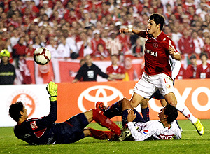 Giuliano toca por cima do goleiro e marca o terceiro gol do Internacional; jogador foi o artilheiro da equipe na Libertadores