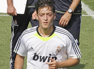 Mesut zil, estrela da nova safra alem, deixou o pas para defender o galctico Real Madrid