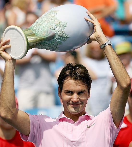 Campeo em 2005, 2007 e 2009, Roger Federer levanta o seu o quarto ttulo do Masters 1.000 de Cincinnati