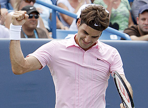 Federer comemora ponto conquistado na vitria sobre o norte-americano Mardy Fish 