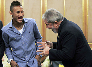 Brazil's President Luiz Inacio Lula da Silva (R) jokes with Santos' soccer player Neymar before a photo call in Sao Paulo August 23, 2010. Lula met Brazilian players Neymar and Ganso on Monday after both players pledged their loyalty to local club Santos despite interest from foreign soccer leagues. REUTERS/Paulo Whitaker (BRAZIL - Tags: POLITICS SPORT SOCCER)
