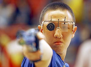 Felipe Wu mira para atirar nos Jogos da Juventude; brasileiro conquistou medalha histrica de prata