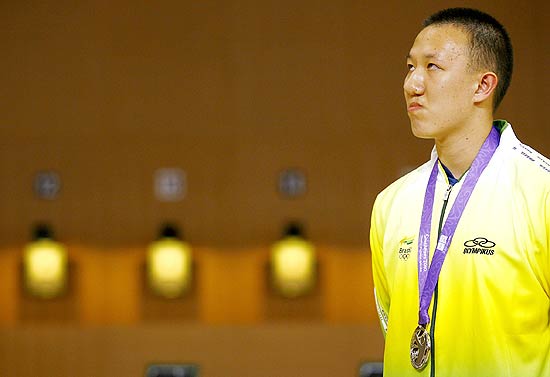 Felipe Wu recebe a medalha de prata conquistada no tiro nos Jogos de Cingapura