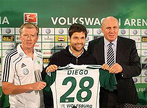 Diego (centro) posa com a camisa 28 do Wolfsburg depois de assinar contrato por quatro temporadas com o clube
