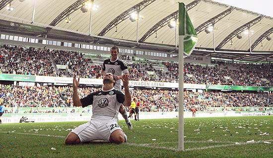 Diego comemora o seu gol que não evitou a derrota do Wolfsburg na sua reestreia no Alemão