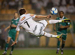 Z Eduardo marcou um belo gol na vitria do Santos por 2 a 0 sobre o Gois, neste sbado no Pacaembu