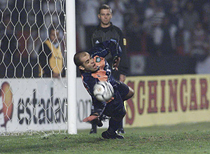 Marcos pega pnalti de Marcelinho na Libertadores de 2000