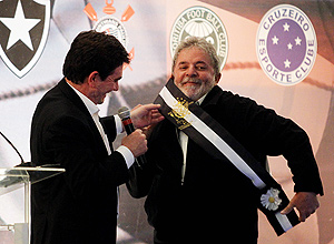 Lula é homenageado pelo presidente do Corinthians, na noite de terça, na sede do clube